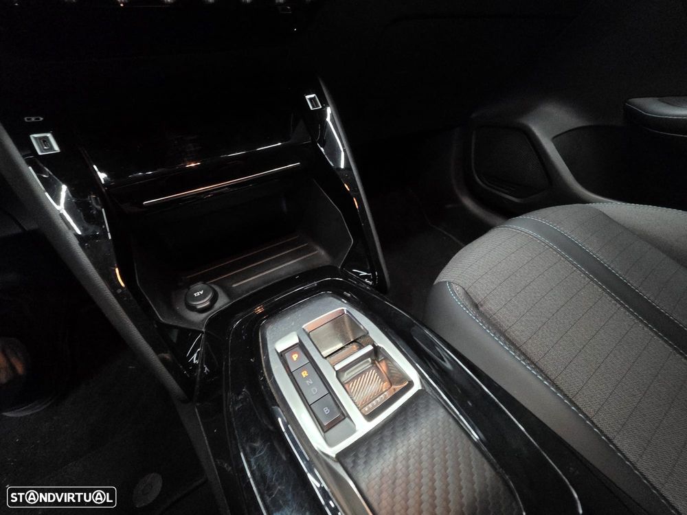 Peugeot e-208 Allure Pack - 41
