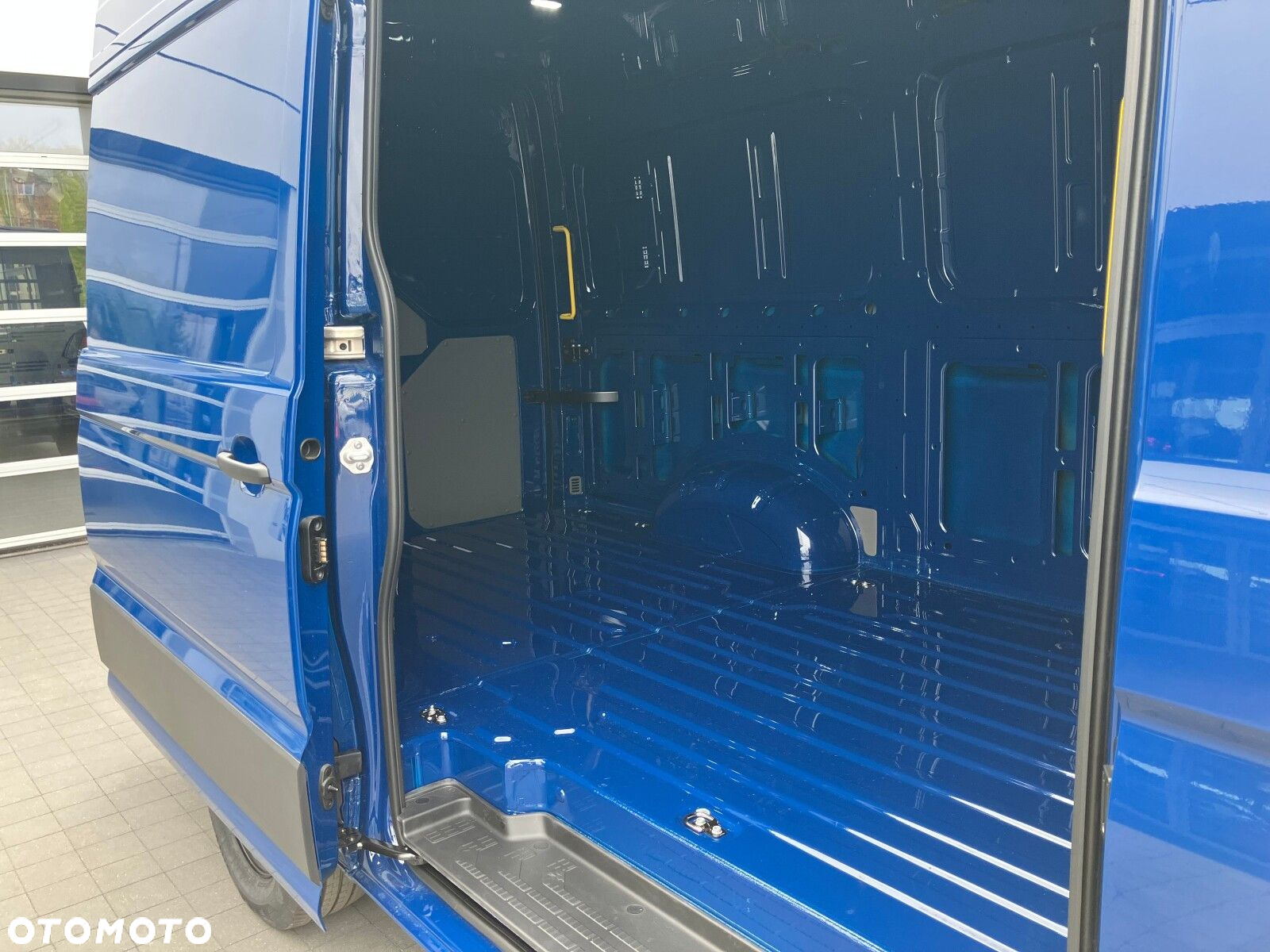 Volkswagen Crafter Crafter 35 Furgon, silnik: 2,0 l  130 kW, skrzynia biegów: napęd 4MOTION, automatyczna 8-biegowa rozstaw osi: 3640 mm - 12