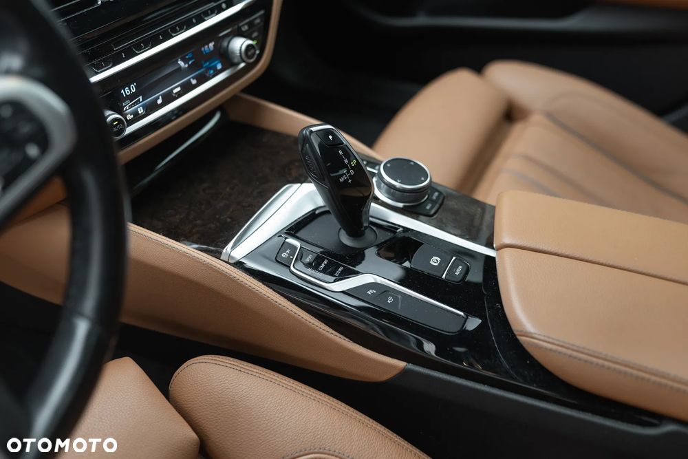 BMW Seria 5 M550i xDrive sport - 26