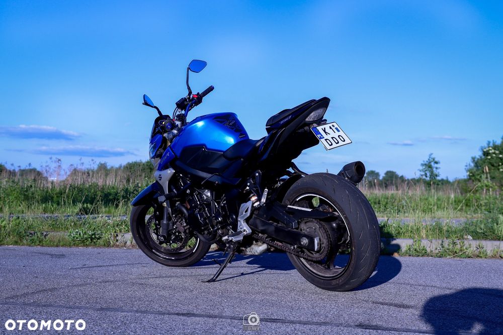Suzuki GSR - 4
