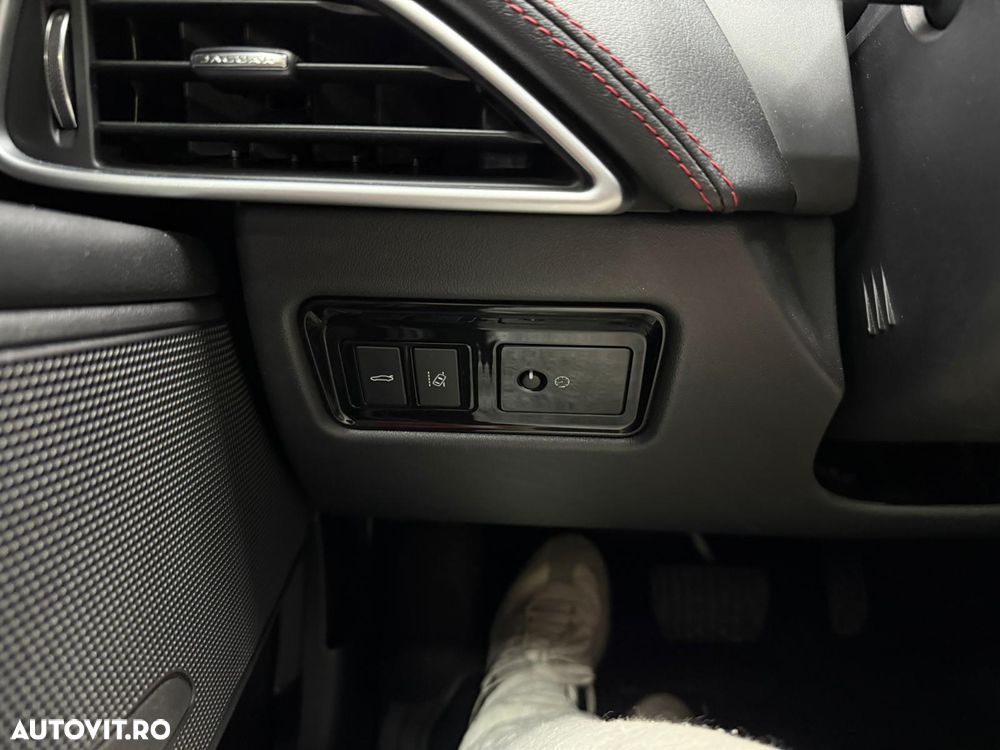 Jaguar XE 2.0 AWD R-Sport - 16