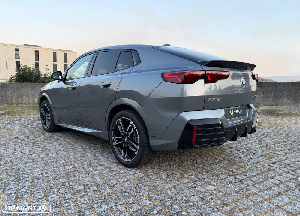 BMW iX2 eDrive20 Pack Desportivo M - 4