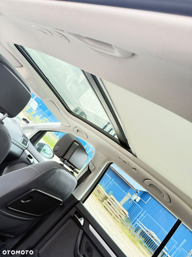 Volkswagen Touran 2.0 TDI DPF STYLE - 27