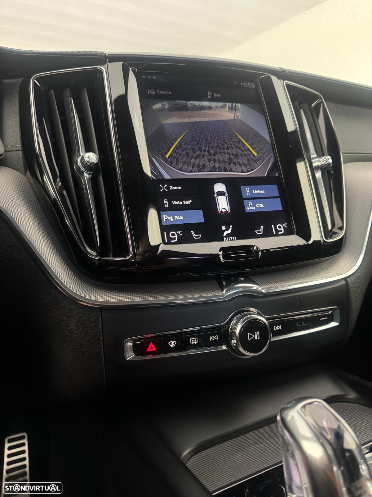 Volvo XC 60 2.0 T8 PHEV R-Design AWD - 24