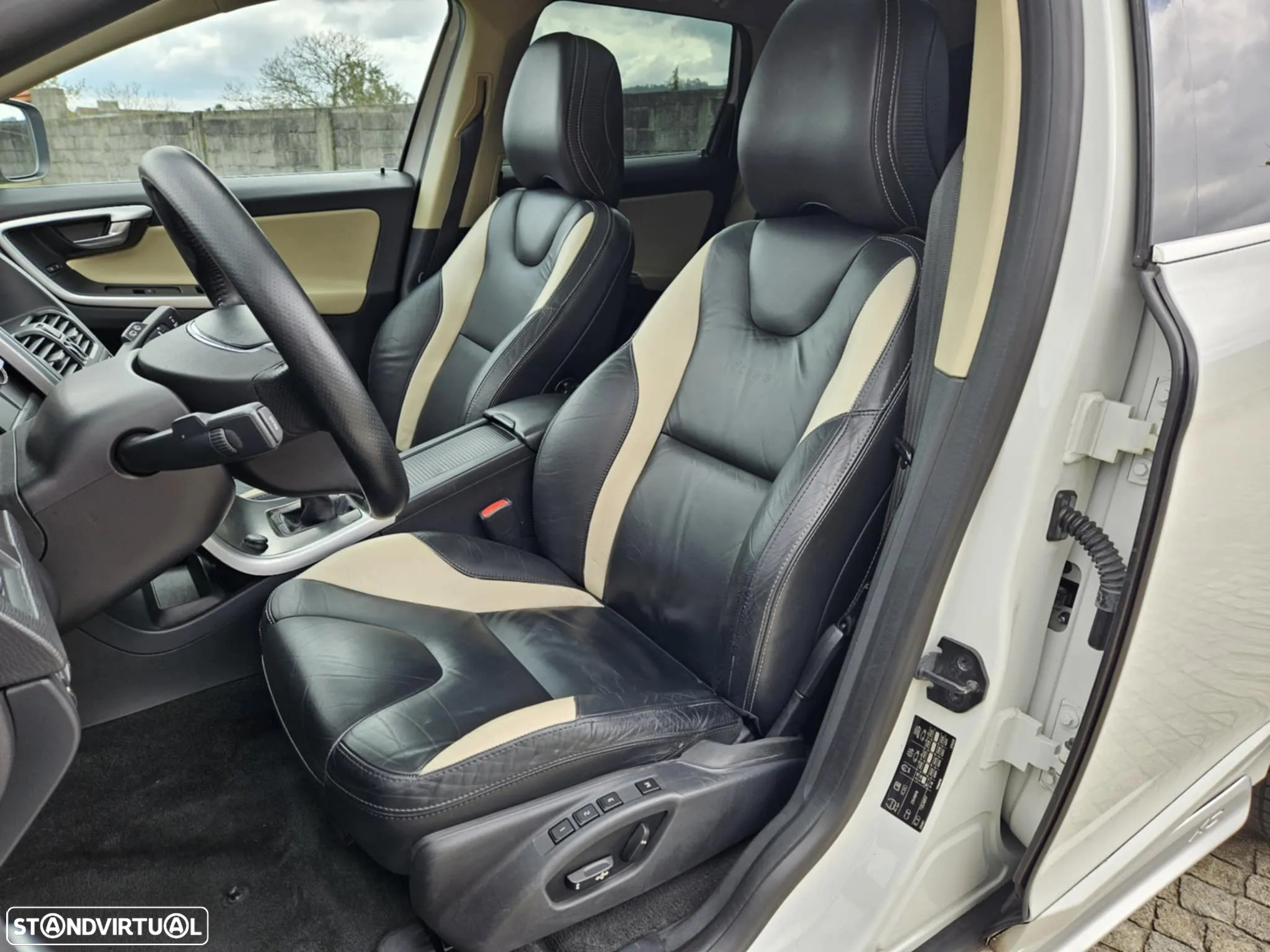 Volvo XC 60 2.0 D3 Drive R-Design - 12