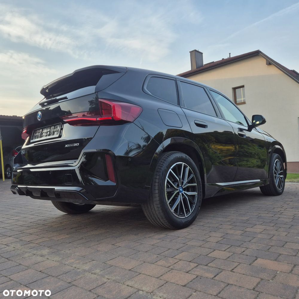 BMW iX1 xDrive30 M Sportpaket - 19