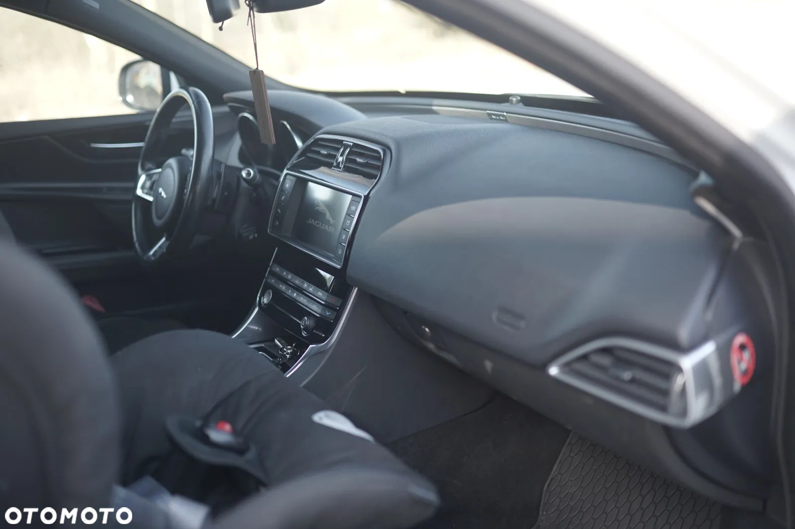 Jaguar XE - 21