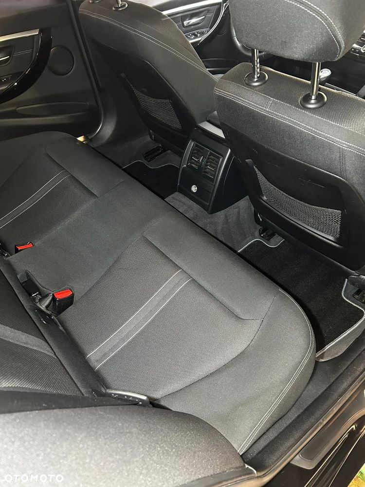 BMW Seria 3 318d xDrive M Sport - 11