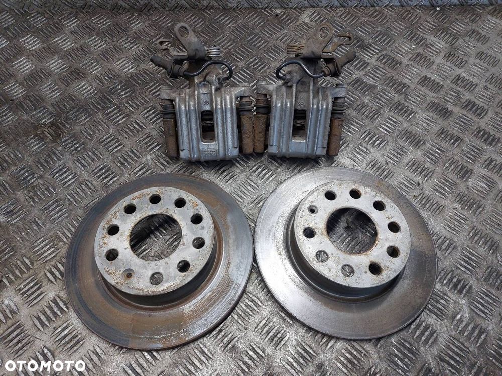 TARCZE HAMULCOWE TYŁ + KLOCKI + ZACISKI AUDI A3 8P ID: 238983 - 1