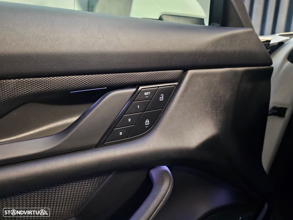 Porsche Taycan Cross Turismo 4 - 24