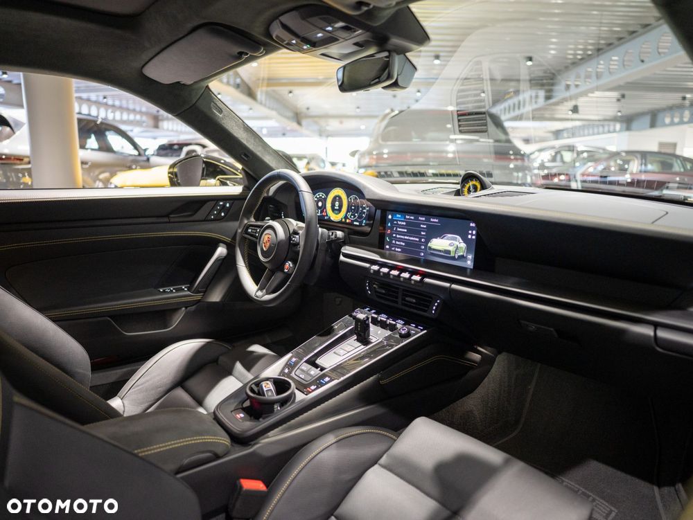 Porsche 911 Carrera T-Hybrid 4 GTS - 30