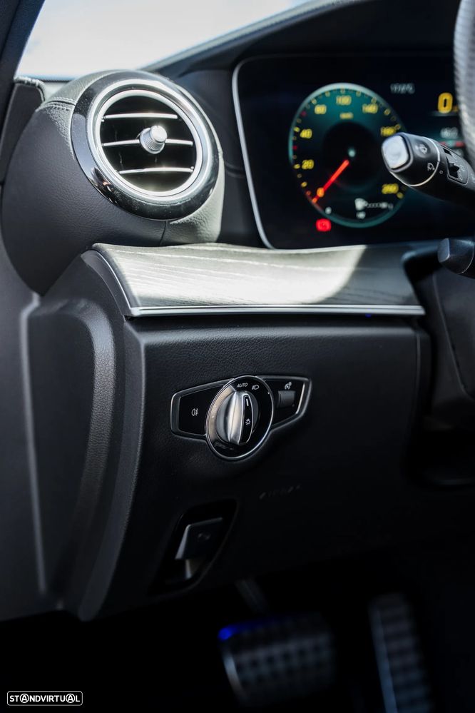Mercedes-Benz E 300 de 4Matic 9G-TRONIC AMG Line - 29