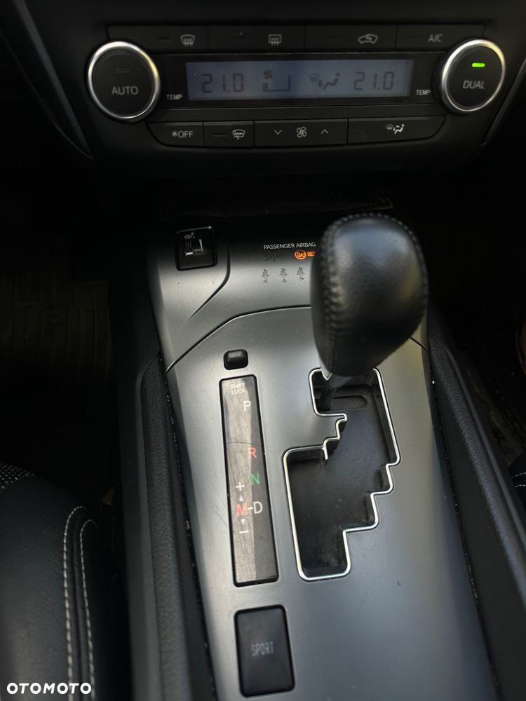 Toyota Avensis 1.8 Premium MS - 12