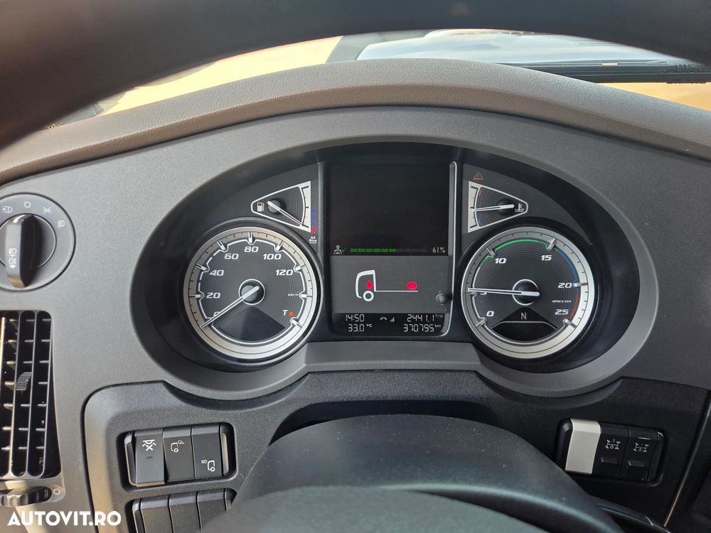 DAF XF 530 6x4, 2021, 370.795km, FULL OPTION, cutie AUTOMATA+RETARDER, Aer cond STATIONARE, FRIGIDER, proiectoare, girofar, kit basculare, 2 x 600l, Masa totala 78t, rulat doar in GERMANIA, STARE FOARTE BUNA, posibil leasing 4 ani-PROMOTIE 52.900 EUR+Tva - 28