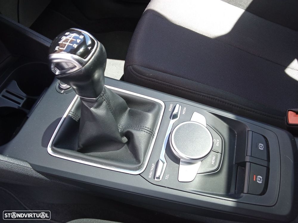 Audi Q2 30 TDI Advanced - 18