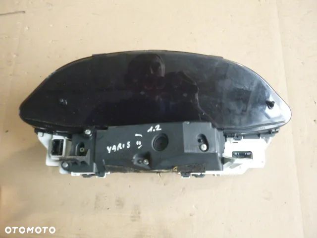 LICZNIK ZEGARY TOYOTA YARIS II 1.3 05-09