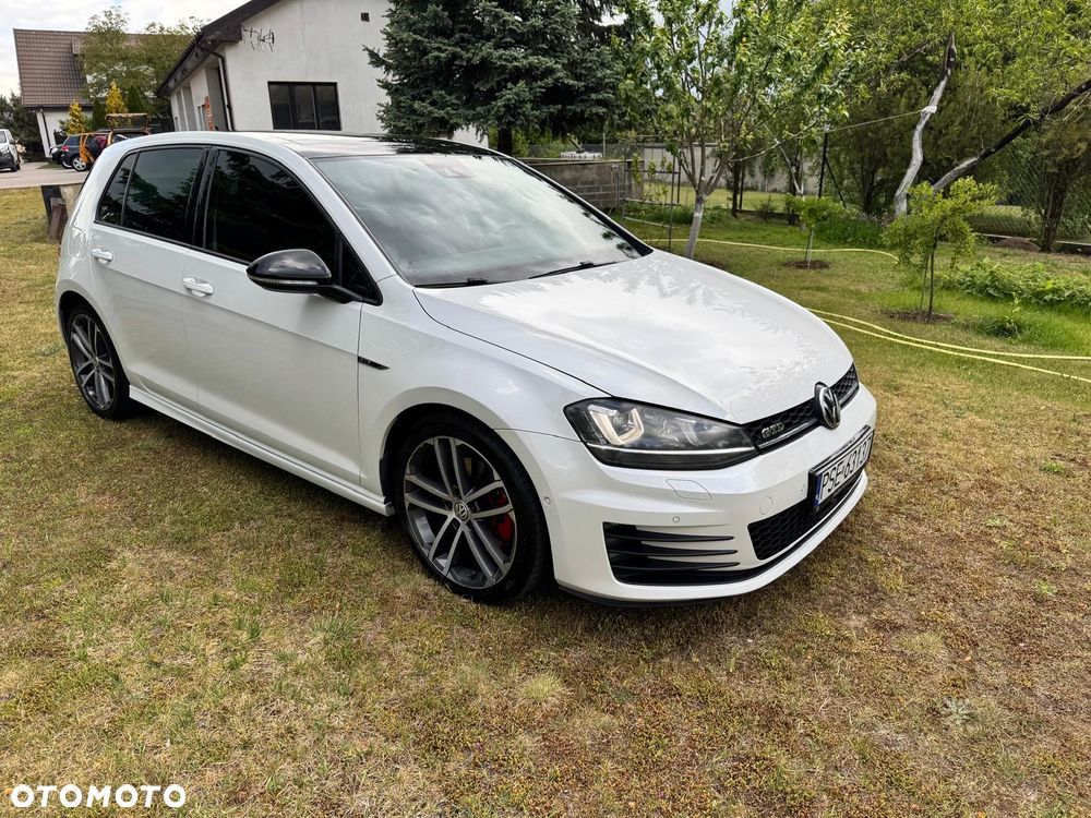 Volkswagen Golf - 1