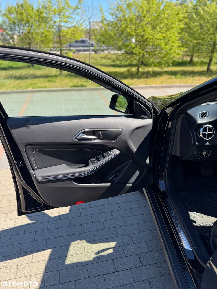 Mercedes-Benz GLA 200 7G-DCT - 15