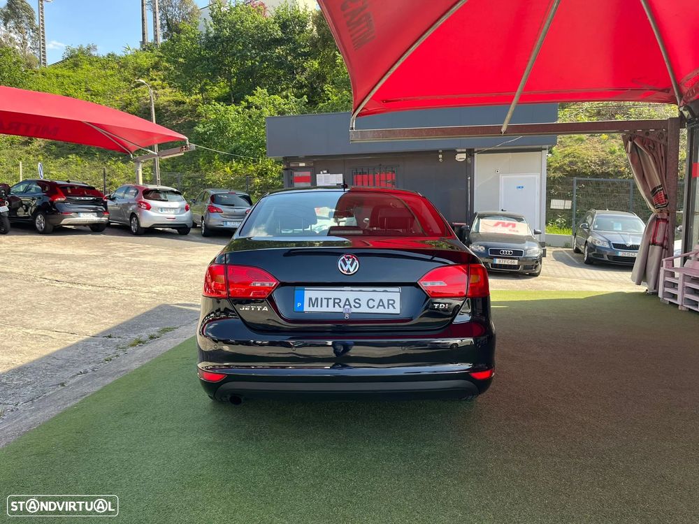 VW Jetta 1.6 TDi Highline DSG - 4