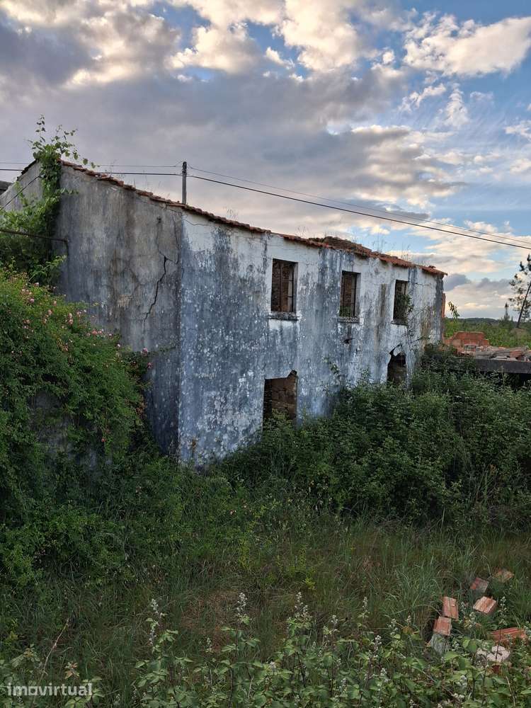 Moradia Isolada T4 em ruinas c/ 2 artigos urbanos e 1 terreno Rústico - Grande imagem: 3/10