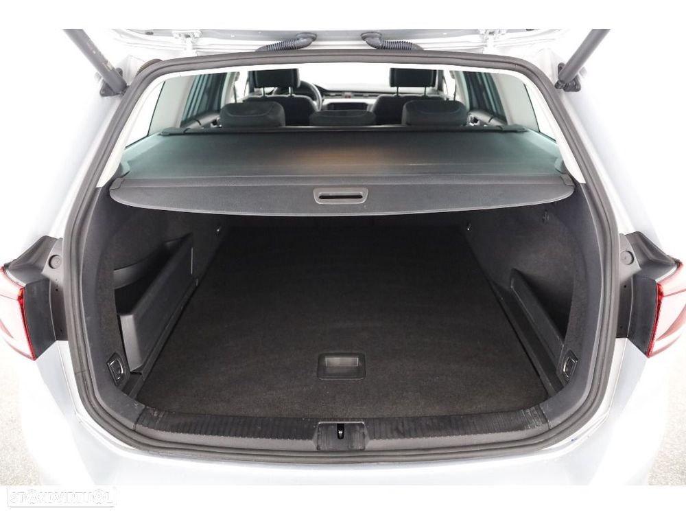 VW Passat Variant - 32