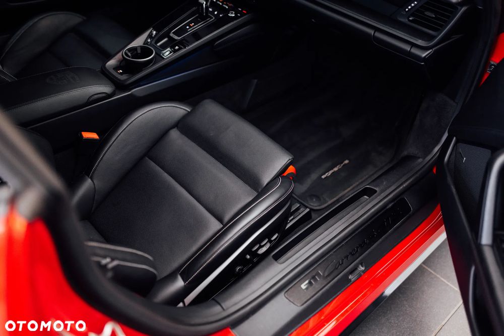 Porsche 911 Carrera 4 GTS - 29