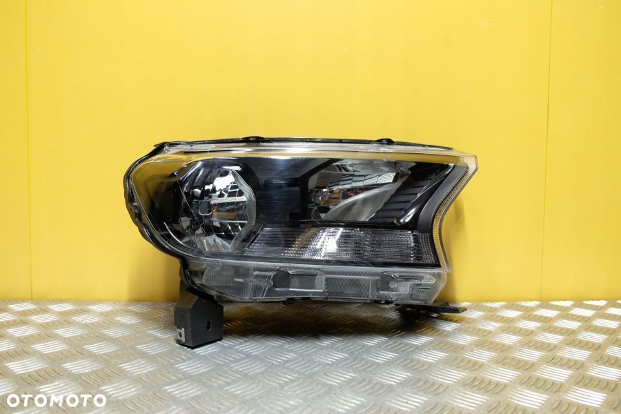 FORD RANGER XLT 2019- REFLEKTOR LAMPA ZWYKŁA MID PRAWA USA - 1