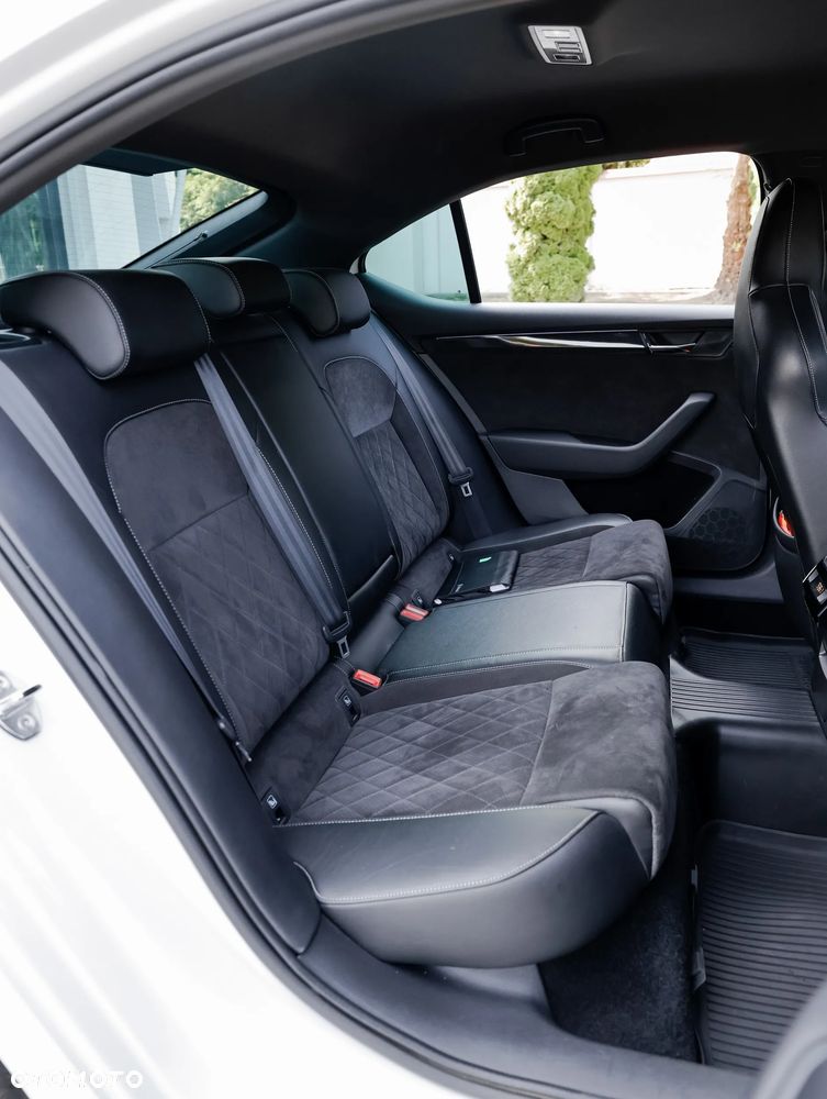 Skoda Superb 2.0 TDI Sportline DSG - 13