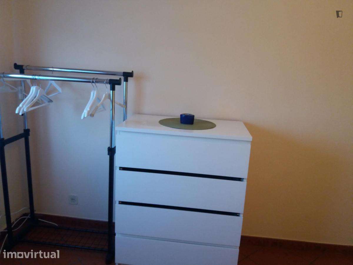 Quarto - localizado em Aveiro - Grande imagem: 4/16