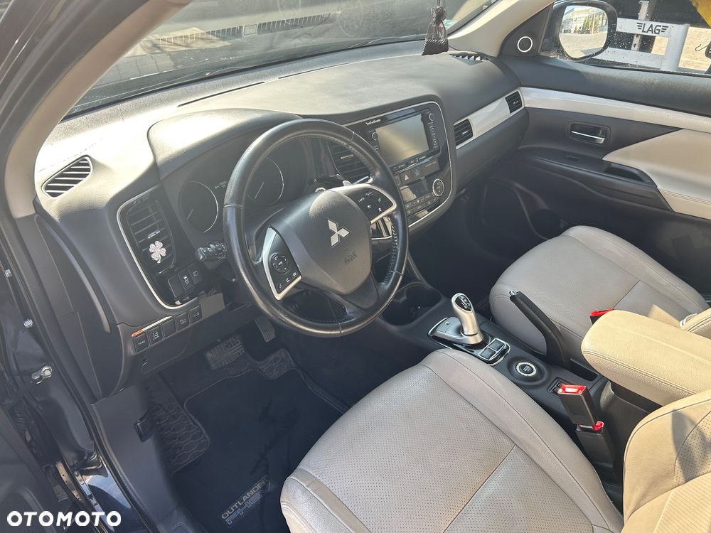 Mitsubishi Outlander Instyle NAVI + - 17