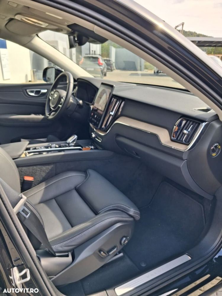 Volvo XC 60 B5 AT AWD MHEV Plus Dark - 17