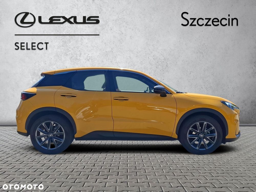 Lexus LBX - 6