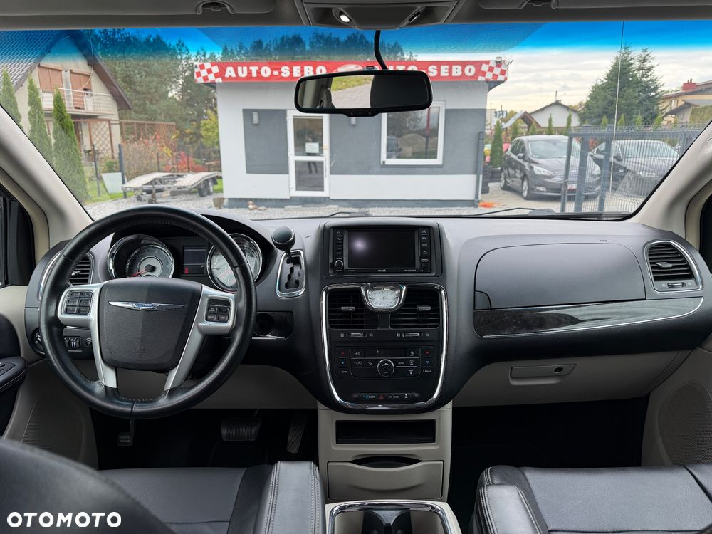 Chrysler Town & Country - 39