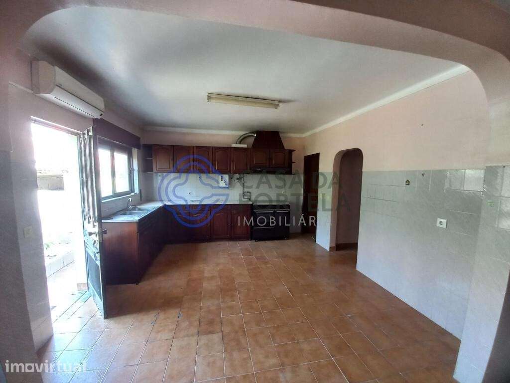 Moradia com 4 quartos, garagem e quintal no Entroncamento - Grande imagem: 4/29