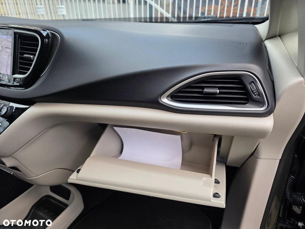 Chrysler Pacifica - 35