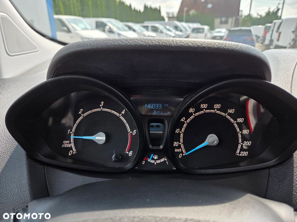 Ford Transit Courier - 26