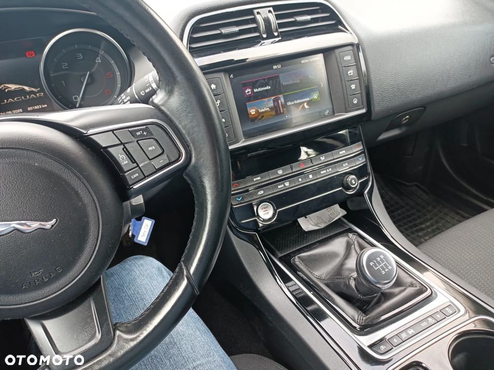 Jaguar XE 2.0 D Prestige - 10