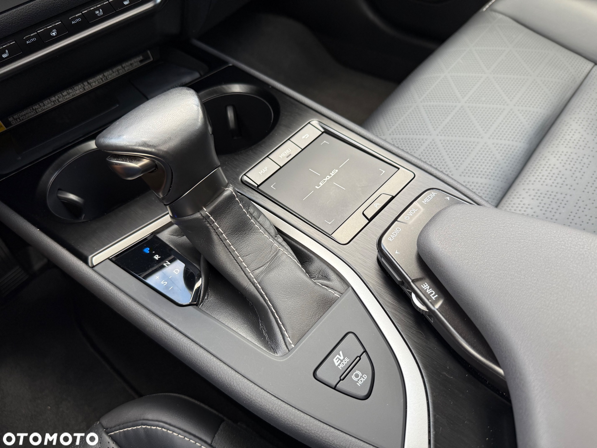 Lexus UX 250h - 29