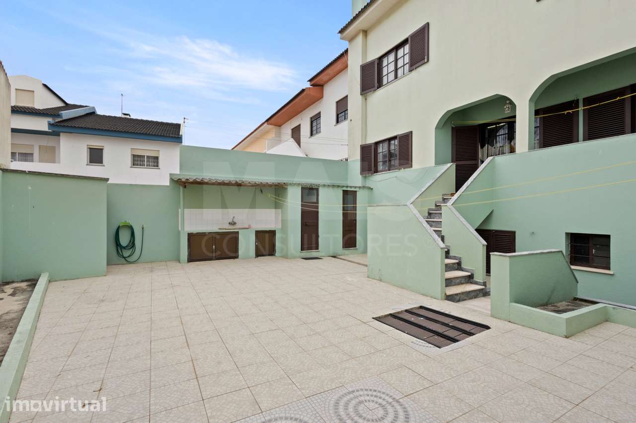 Moradia T4 com cave, garagem e quintal no centro de Peniche - Grande imagem: 3/34