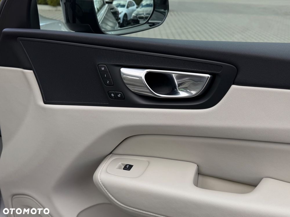 Volvo XC 60 B4 D Plus Dark - 33