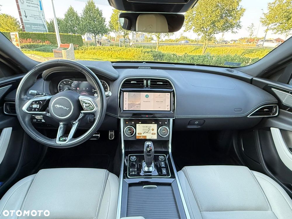 Jaguar XE 2.0 P250 R-Dynamic Black - 11