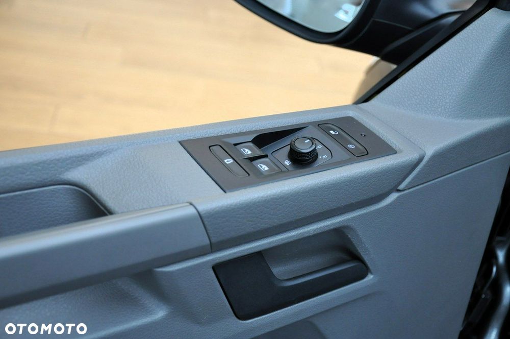 Volkswagen Caravelle - 13