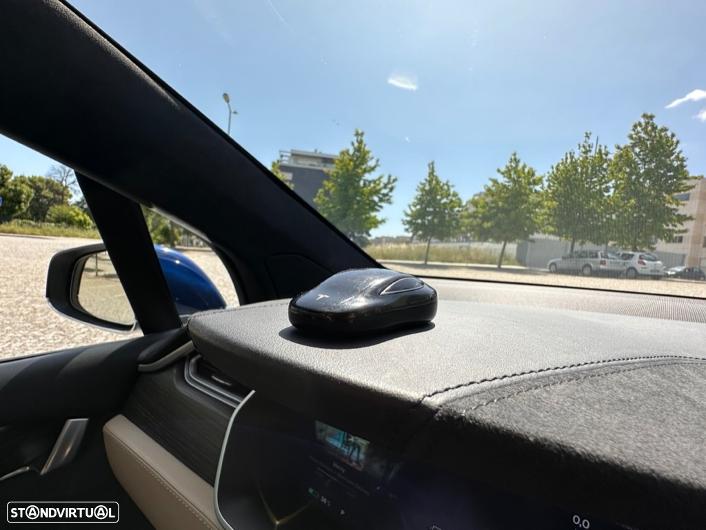 Tesla Model X 90D - 16