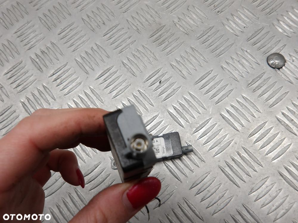 VW PASSAT B6 KOMBI 1.6TDI 2009r. WZMACNIACZ ANTENY 3C9035552A - 3