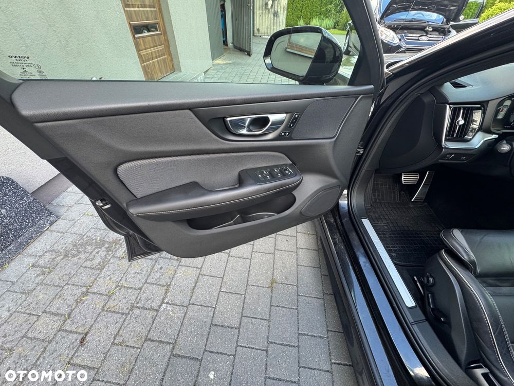 Volvo V60 D3 R-Design - 34
