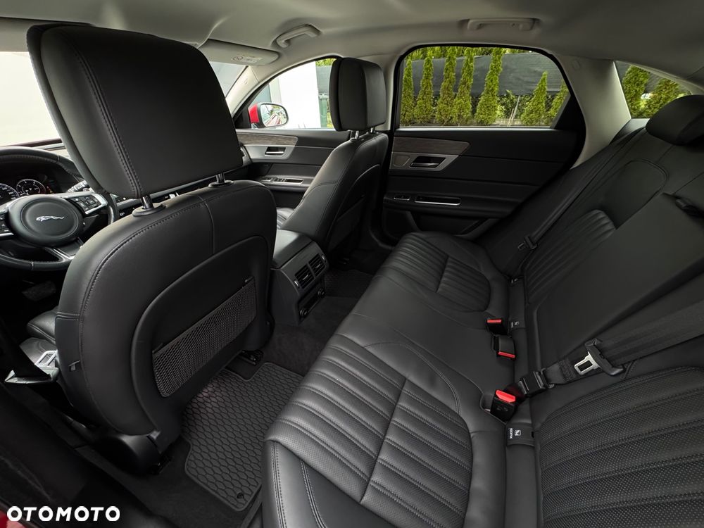 Jaguar XF 30d Portfolio - 36