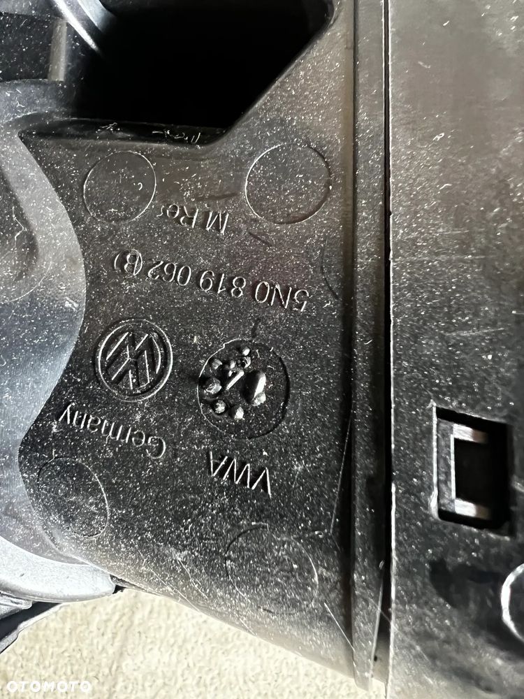 RAMKA OSŁONA KRATEK NAWIEWU TUNELU RADIA 5N0858071E VW Tiguan I 5N LIFT - 3