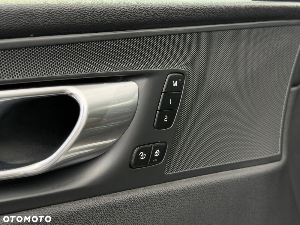 Volvo XC 60 B4 D Plus Dark - 14