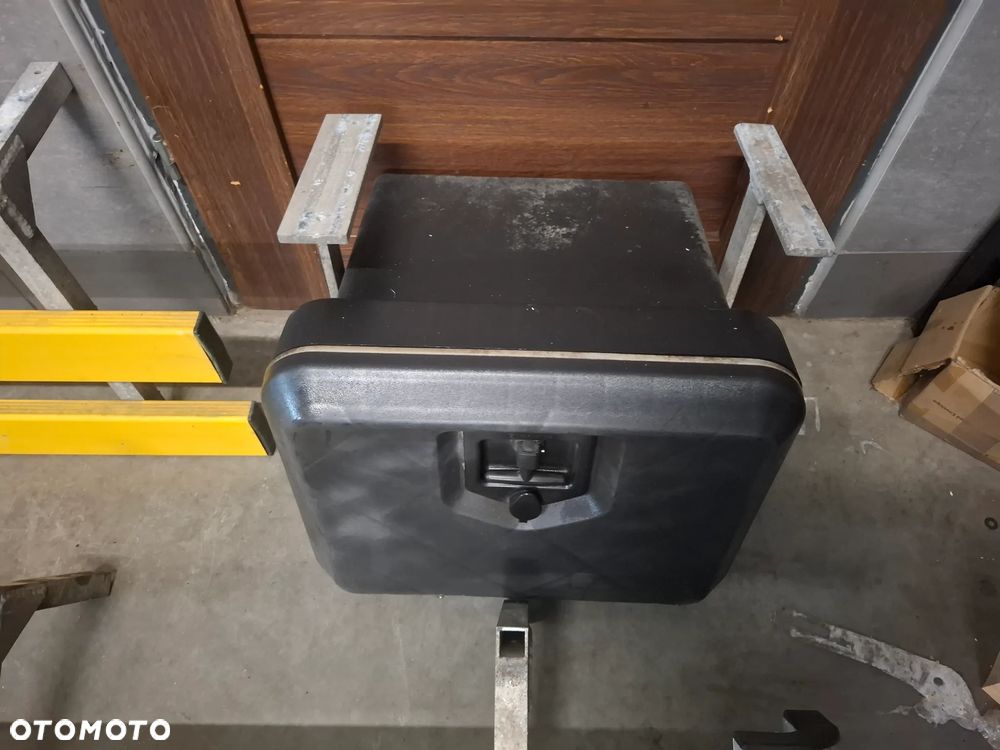 Osłony przeciw rowerowe + schowek narzędziowy Iveco Daily VI pomoc drogowa - 2