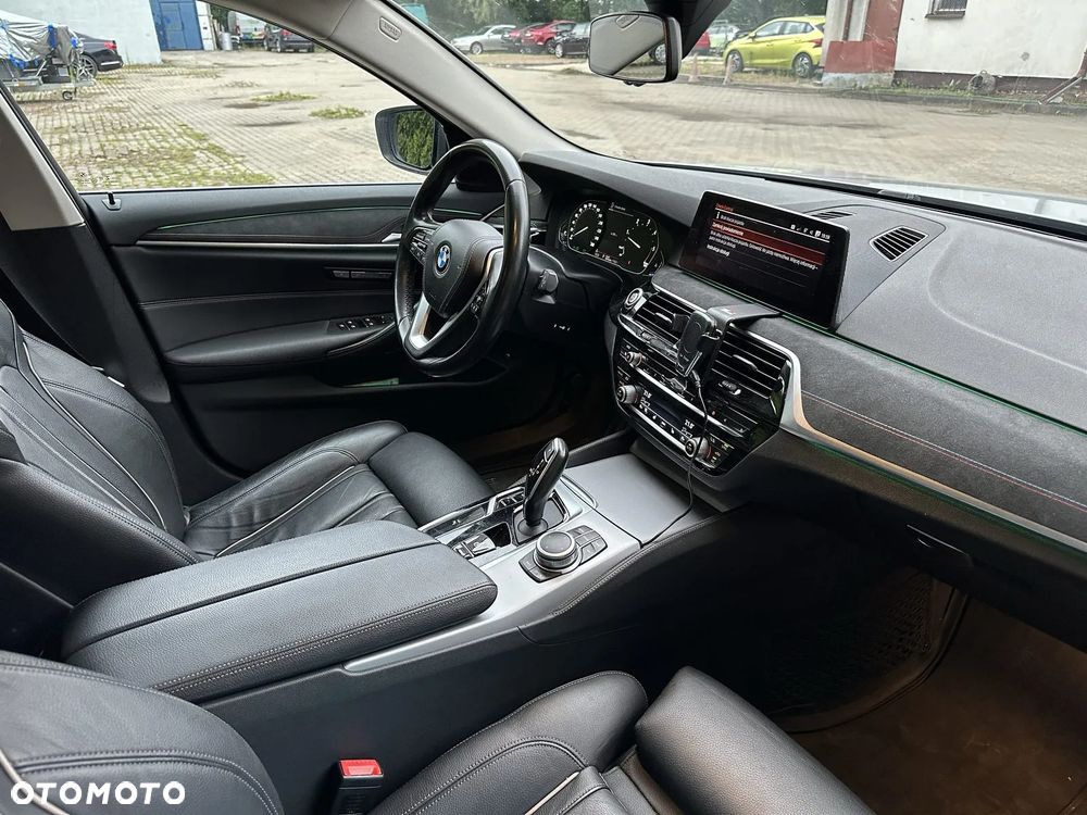 BMW Seria 5 530d xDrive mHEV - 12